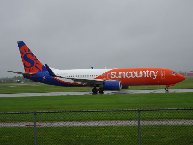 Boeing 737-800 (N832SY) - First time seeing the new livery on a sun country. This one is taking guard to Arizona 