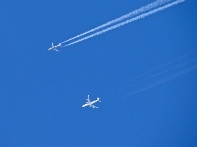 Airbus A320 (N604AW) - AWE660 races IBE6275 (an A340-313) across the skies of Ohio on her way to PHX. IBE6275 was on her way to ORD.