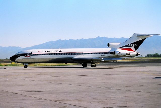 BOEING 727-200 (N511DA) - KSLC - N511DA arriving at the terminal in this 1989 view from the north Concourse.