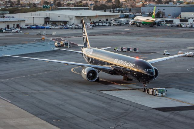 BOEING 777-300ER (ZK-OKQ)