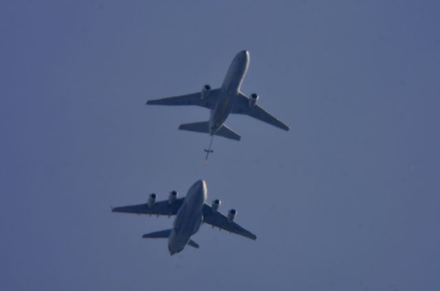 — — - Here you have (Quake 73) a USAF McDonnell Douglass KC-10 Exetender (Tanker) from McGuire AFB New Jersey Refueling A USAF C-117 Globemaster III south of Cleveland OH at 25,000 ft. 11.01.21 1:13 pm.  