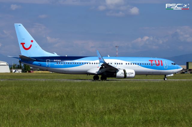 Boeing 737-800 (G-TUKV)