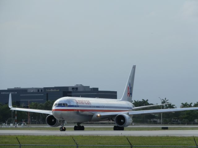 BOEING 767-300 (N39365)