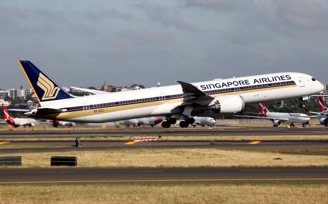 BOEING 787-10 Dreamliner (9V-SCJ) - Lifting Off from Rwy 34L