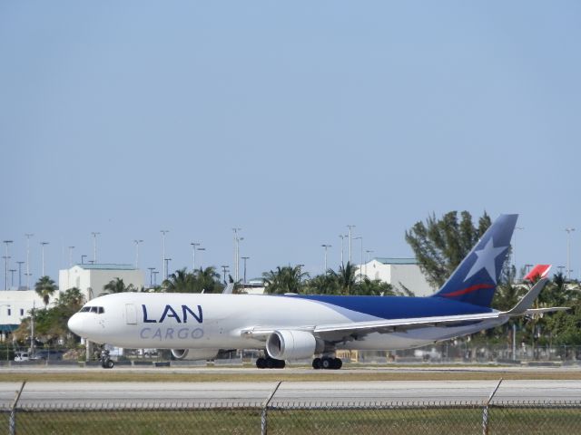 BOEING 767-300 (N524LA)