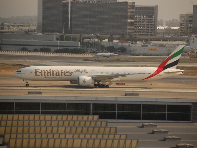 BOEING 777-300ER (A6-EGH)