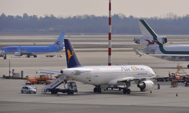 Airbus A320 (EI-DSS) - Air One Airbus A320-216 EI-DSS in Milan Malpensa 