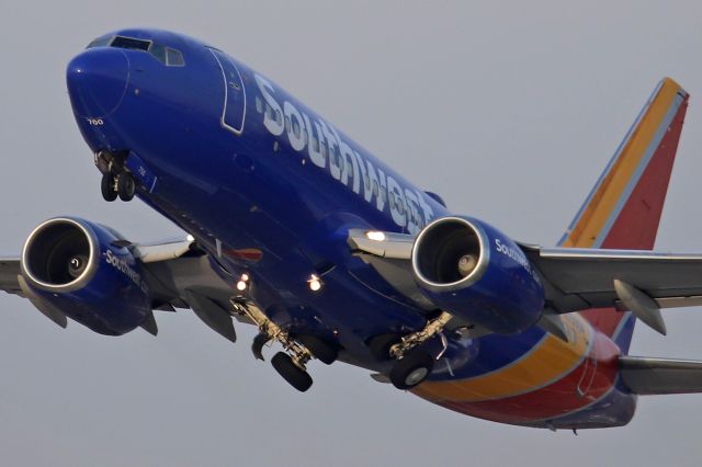 Boeing 737-700 (N750SA) - Departing CLE on 10 Jan 2021.