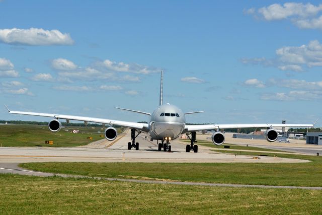 Airbus A340-200 (A7-HHK) - Alpha 7 Hotel Hotel Kilo Heavy taxis up alpha to 34 heading to Boston 