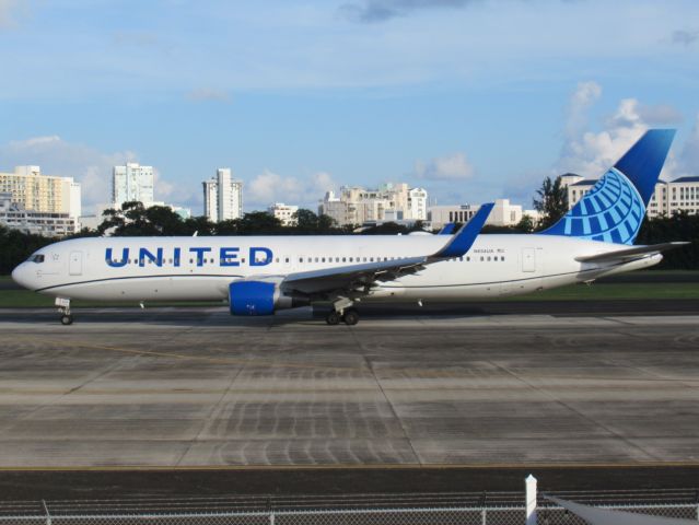 BOEING 767-300 (N654UA)