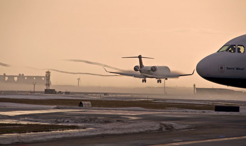 Canadair Regional Jet CRJ-900 — - Vortices -15R landing