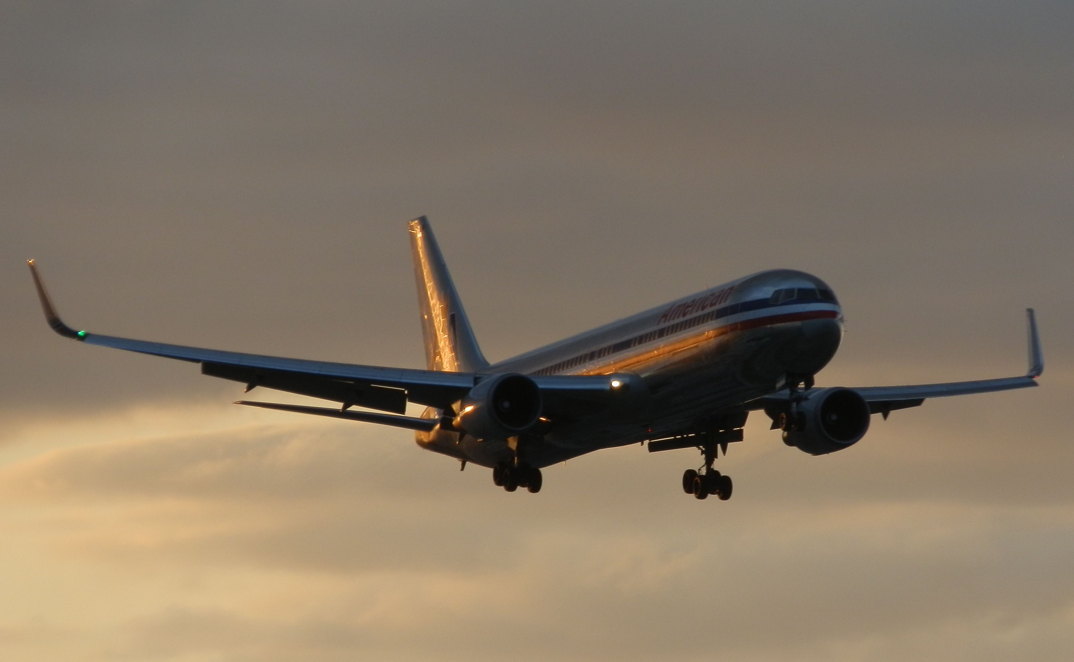 BOEING 767-300 (N377AN)