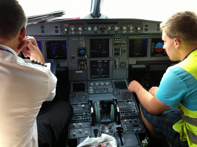 Airbus A318 (OE-LUX)