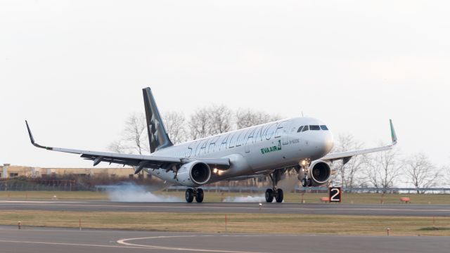 Airbus A321 (B-16206) - Eva Airways / Airbus A321-211br /Nov.29.2015 Hakodate Airport [HKD/RJCH] JAPAN