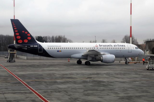 Airbus A320 (OO-SNE)