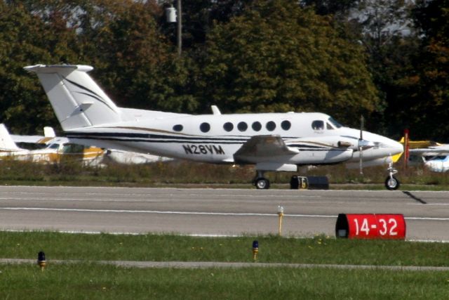 Beechcraft Super King Air 200 (N28VM) - Taxiing to depart rwy 32 on 10-Oct-06.  Reregistered N403EA 23-Oct-10.