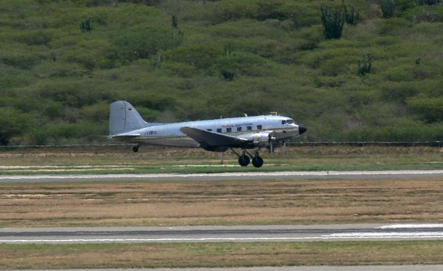 Douglas DC-3 (YV201T) - Landing on Rwy 10.