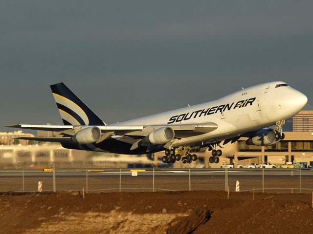 Boeing 747-200 (N815SA) - Former Varig 747-2L5B departing from Runway 7 Right with a load of Christmas cargo.