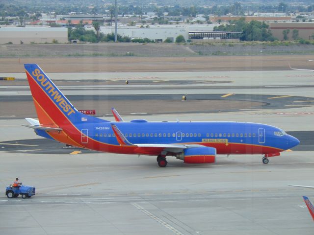 Boeing 737-700 (N428WN) - Southwest Airlinesbr /Boeing 737-700br /N428WNbr /Phoenix Sky Harbor International (KPHX / PHX)br /Date: October 08, 2017br /Photo: Marcos Pereirabr /Comments: Delivered nov/2002. Paint "Free Bags Fly Here"br /Instagram: @map1982  @map_spotter  @aeroportodepousoalegre