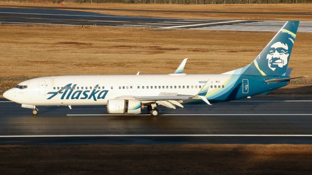 Boeing 737-800 (N506AS) - Alaska Airlines ASA89/AS89 from Anchorage (PANC/ANC) lands on runway 26br /Reg: N506ASbr /MSN: 35690br /Type: Boeing 737-890--B738--73Hbr /Photo date: 12-12-24br /Upload date: 12-15-24
