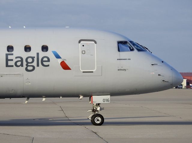 EMBRAER 175 (long wing) (N216NN)