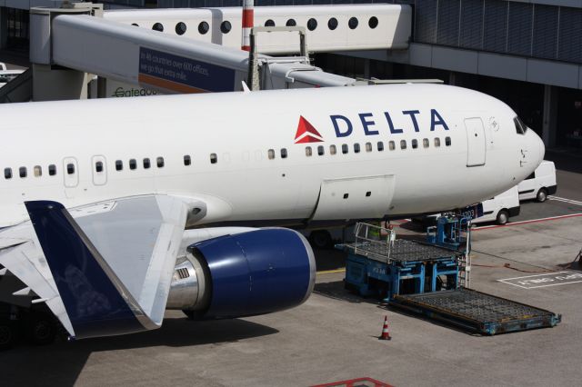 BOEING 767-300 (N173DZ)