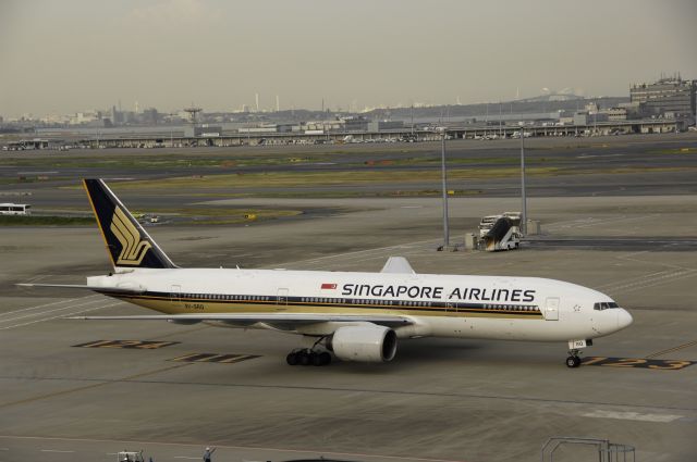 Boeing 777-200 (9V-SRQ) - Taxing at Tokyo-Haneda Intl Airport on 2014/10/27