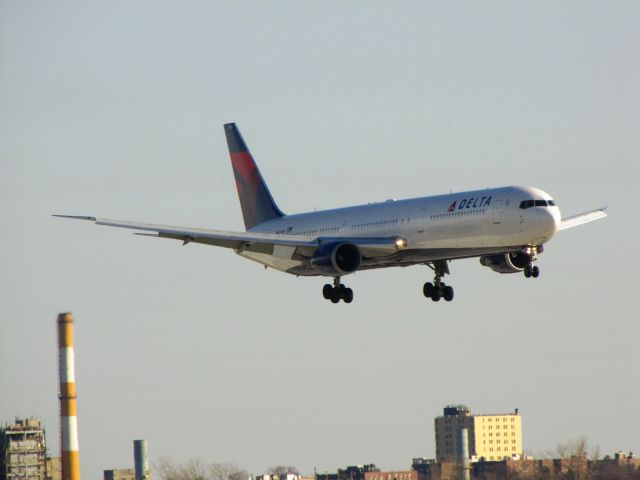 BOEING 767-400 (N837MH)