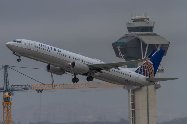 Boeing 737-900 (N61882)