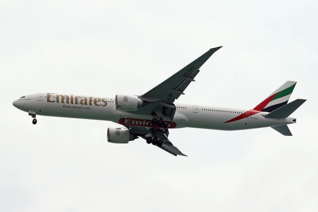 BOEING 777-300 (A6-ENU)