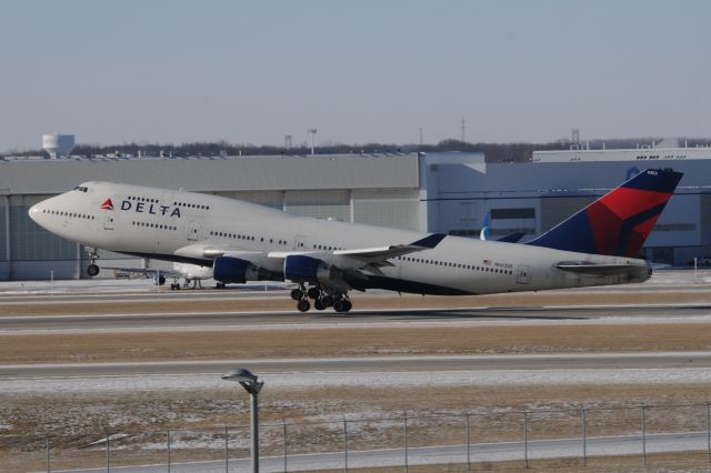 Boeing 747-400 (N663US) - Delta 747-451 N663US departing 23-R at IND about 14:40 local time today carrying our future Super Bowl winning Indianapolis Colts to Denver to humble Peyton Manning and the Broncos.