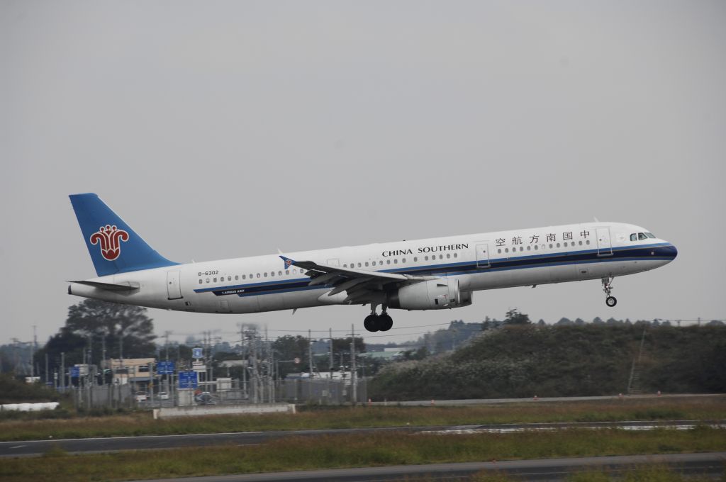 Airbus A321 (B-6302) - Landing at NRT Airport Runway 16L on 2011/10/9