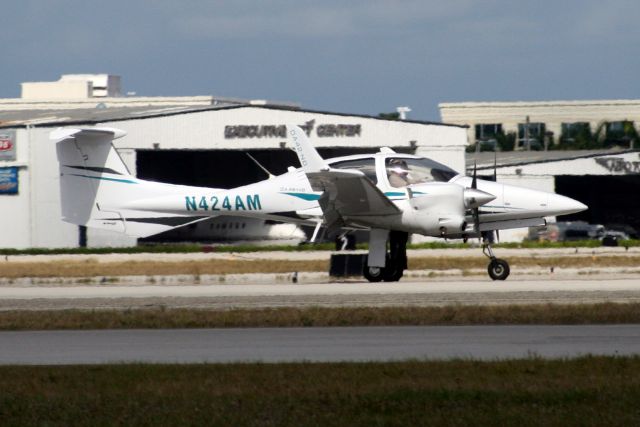 Diamond Twin Star (N424AM) - Touching down on rwy 08 on 16-Feb-12 arriving from KOPF.