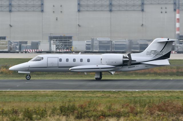 Learjet 35 (SE-RMX) - Nice Learjet of Saab breaking hard while landing at Cologne-Bonn's runway 14L.
