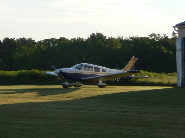 Piper Cherokee (N6957J)