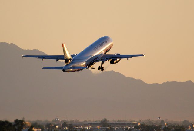 Airbus A320 (N677AW)