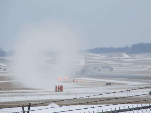 Boeing 747-400 (N452PA) - Landing on 27.