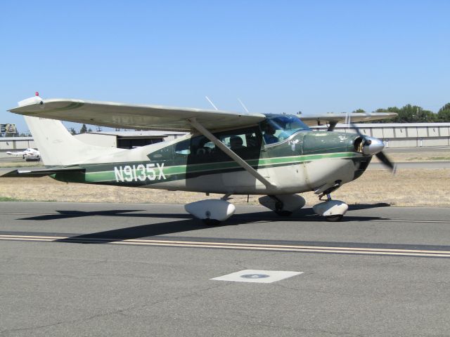 Cessna Skylane (N9135X) - Taxiing to RWY 24