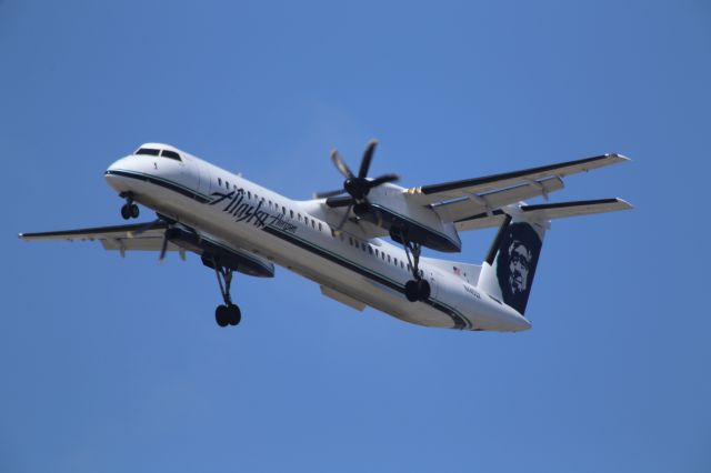 de Havilland Dash 8-400 (N445QX)