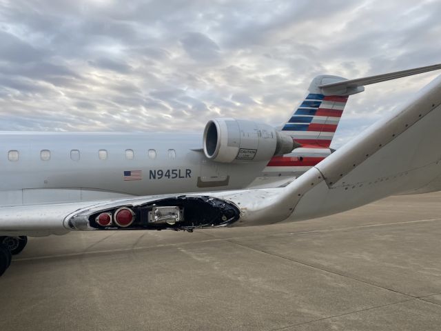 Canadair Regional Jet CRJ-900 (N945LR)