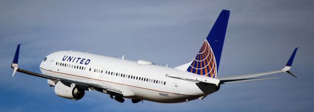 Boeing 737-800 (N76532) - Departing from runway 25.