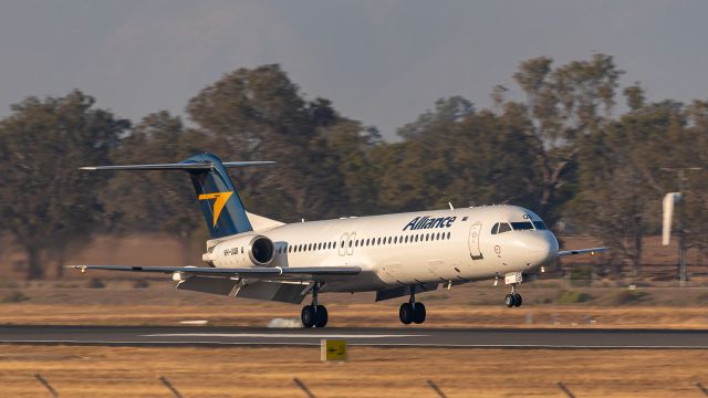 Fokker 100 (VH-UQB)