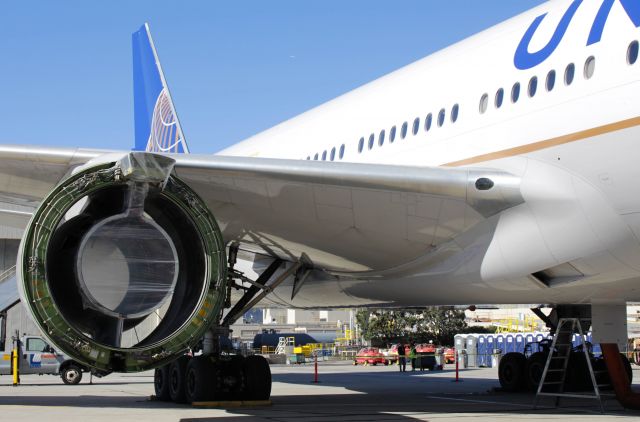 Boeing 777-200 (N214UA) - Something doesnt seem right...