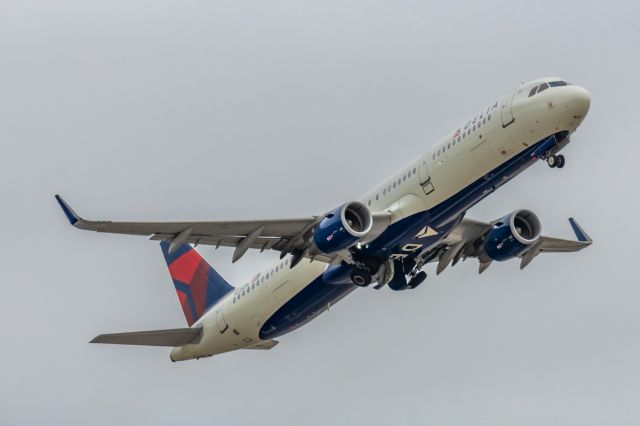 Airbus A321 (N335DN) - A Delta Airlines A321 taking off from PHX on 3/11/23. Taken with a Canon R7 and Canon 100-400 EF L II lens.