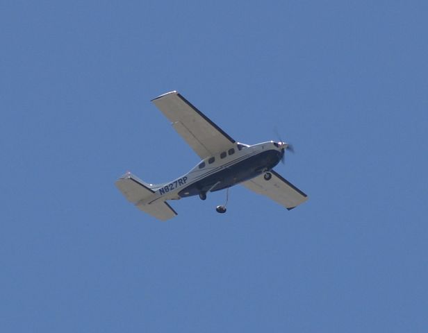 Grumman C-2 Greyhound (N827RP) - Backyard plane spotting as aircraft approach/depart Van Nuys. This photo from 2008.