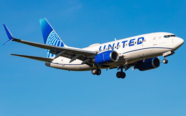 Boeing 737-700 (N16703)