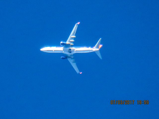 Boeing 737-800 (N817SY)