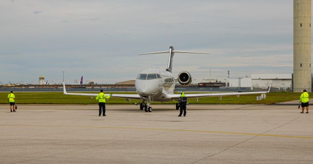 Bombardier Challenger 300 (N362JE)