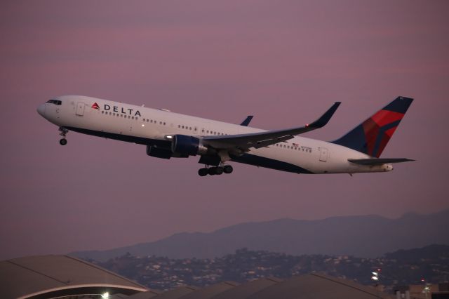 BOEING 767-300 (N177DN)