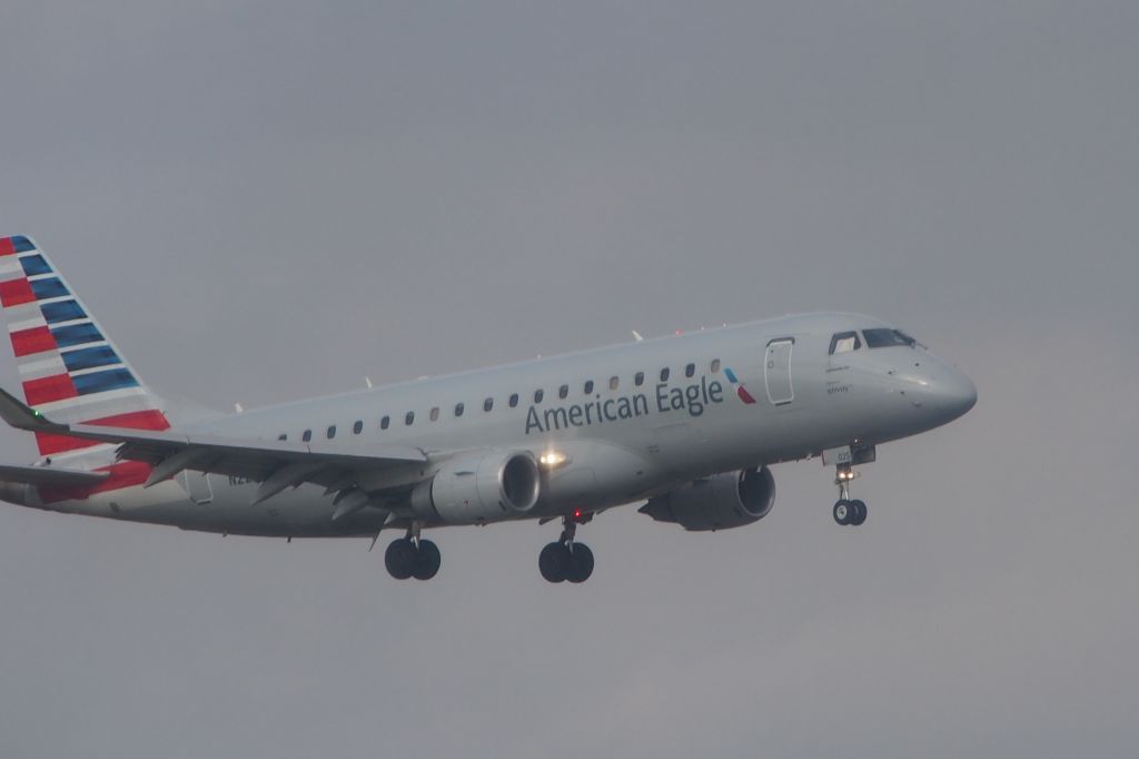 Embraer 170/175 (N225NN)